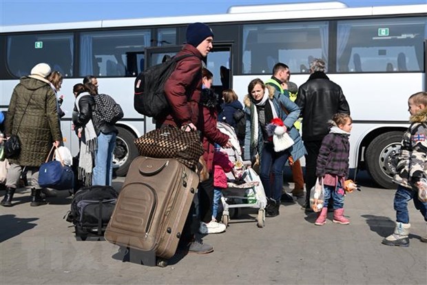 Người tị nạn Ukraine sơ tán sang Przemysl, Đông Nam Ba Lan. (Ảnh: PAP/TTXVN)