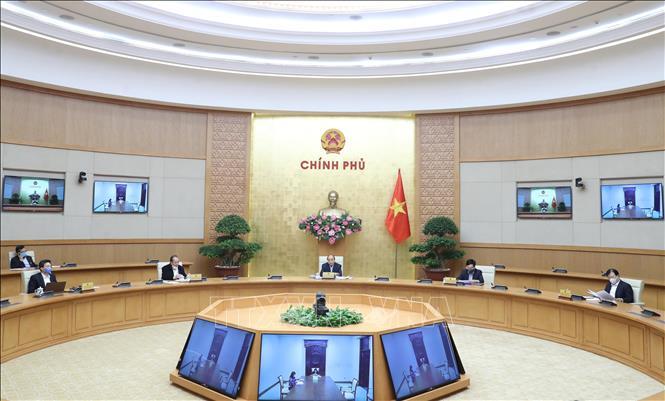 Thủ tướng Nguyễn Xuân Phúc chủ trì cuộc họp giữa Thường trực Chính phủ với Ban Chỉ đạo Quốc gia phòng, chống dịch COVID-19 về việc tiếp thực hiện giãn cách xã hội sau ngày 15/4. Ảnh: Thống Nhất/TTXVN