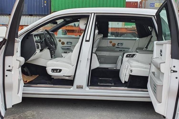 Lần này là một chiếc xe siêu sang Rolls-Royce Phantom thế hệ thứ 8, nhưng chớ vội nhầm, đây còn là phiên bản siêu đắt đỏ và giới hạn số lượng sản xuất. Được biết, Rolls-Royce Phantom Tranquillity đã lần đầu tiên trình làng trước công chúng thế giới vào tháng 3/2019.