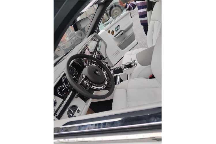 Chiếc xe siêu sang Rolls-Royce Phantom Tranquillity mới xuất hiện tại Việt Nam là 1 trong 25 xe được sản xuất trên toàn thế giới. Xe được nhập khẩu về nước qua cảng Hải Phòng. Và hiện chưa rõ chiếc Rolls-Royce Phantom Tranquillity này thuộc diện chính hãng hay nhập khẩu tư nhân.