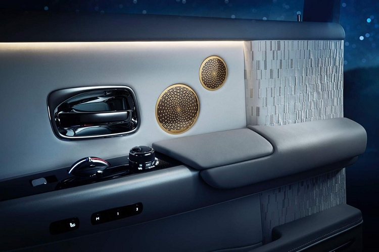 Để nói về xe siêu sang Rolls-Royce Phantom Tranquillity phải kể đến bên trong khoang lái của xe. Nội thất của 25 chiếc Rolls-Royce Phantom Tranquillity là sự kết hợp của nhiều vật liệu khác nhau từ tên lửa không gian Skylark của Anh, vệ tinh Voyager của NASA, vùng tối và sáng của mặt trăng hay đến cả các chi tiết mạ vàng lấp lánh.