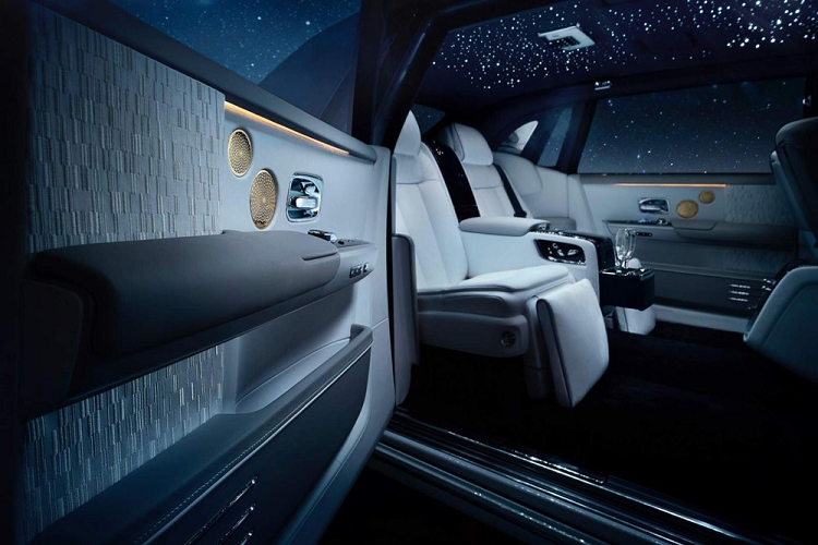 Khá đáng tiếc rằng Rolls-Royce Phantom Tranquillity mới về Việt Nam không có gì nâng cấp ở hệ truyền động. Dựa trên phiên bản Rolls-Royce Phantom thế hệ thứ 8, vì thế, Rolls-Royce Phantom Tranquillity sử dụng khối động cơ V12, tăng áp kép, dung tích 6,75 lít, tạo ra công suất tối đa 563 mã lực, mạnh hơn 110 mã lực so với thế hệ thứ 7 và mô-men xoắn cực đại đạt 900 Nm, tăng 180 Nm so với thế hệ cũ.