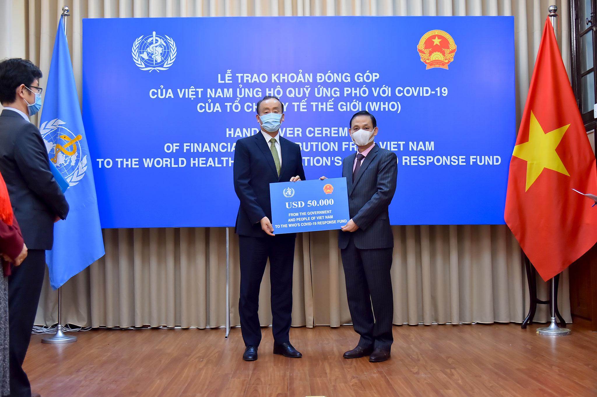 Thứ trưởng Bộ Ngoại giao Lê Hoài Trung hồi cuối tuần vừa rồi đã trao tượng trưng khoản đóng góp 50.000 đô la Mỹ của Chính phủ và Nhân dân Việt Nam ủng hộ Quỹ ứng phó với Covid-19 của Tổ chức Y tế thế giới (WHO)
