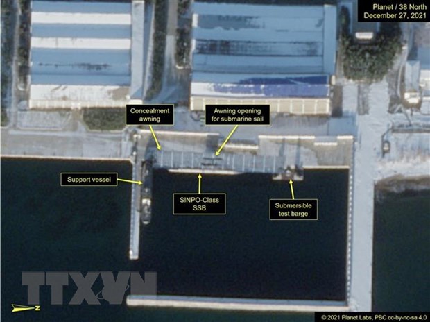 Hình ảnh chụp từ vệ tinh tàu ngầm tên lửa đạn đạo lớp GORAE tại nhà máy đóng tàu Nam Sinpo của Triều Tiên, ngày 20/10/2021. (Ảnh: 38north.org/TTXVN)