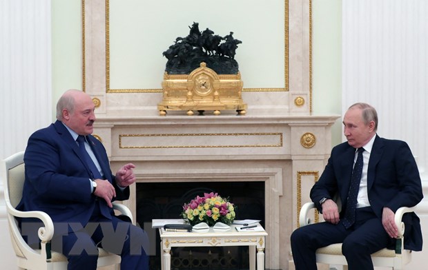 Tổng thống Belarus Alexander Lukashenko (trái) và Tổng thống Nga Vladimir Putin (phải). (Ảnh: AFP/TTXVN)