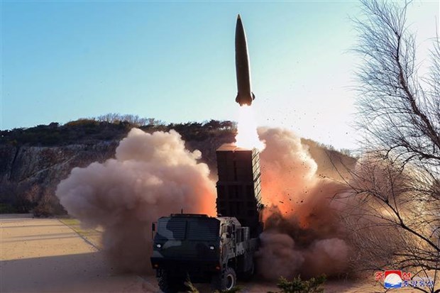 Một loại vũ khí dẫn đường chiến thuật mới được Triều Tiên thử nghiệm, trong bức ảnh do Hãng thông tấn KCNA đăng phát ngày 17/4/2022. (Ảnh: AFP/TTXVN)