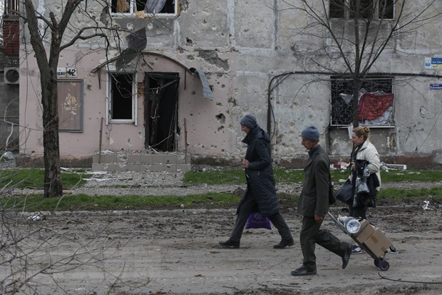Người dân Ukraine sơ tán khỏi thành phố Mariupol ngày 18/4/2022. (Ảnh: THX/TTXVN)