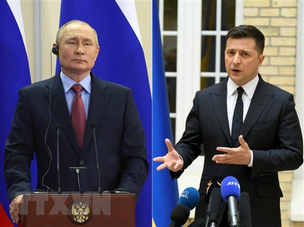 Tổng thống Nga Vladimir Putin (trái) và Tổng thống Ukraine Volodymyr Zelensky. (Ảnh: AFP/ TTXVN)