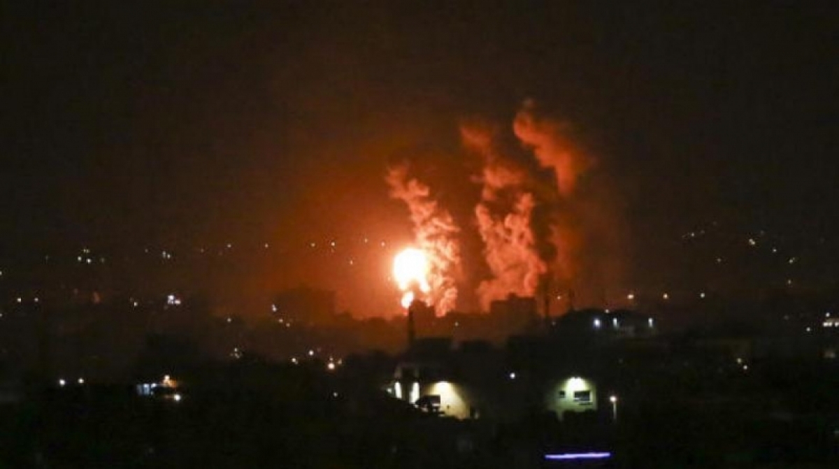 Khói lửa bốc lên tại Dải Gaza sau cuộc không kích của Israel. Ảnh: aawsat