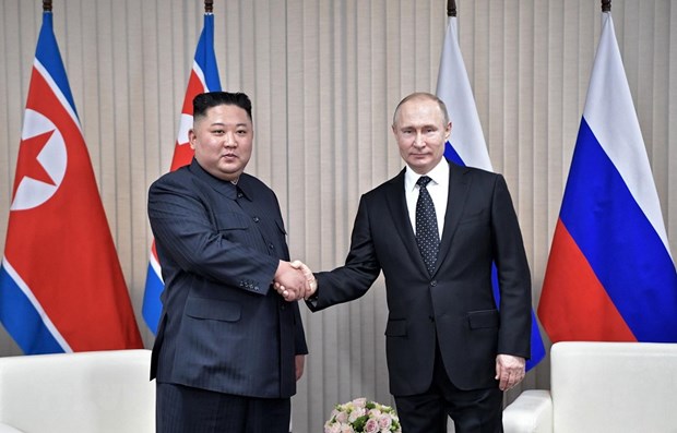Tổng thống Nga Vladimir Putin (phải) và nhà lãnh đạo Triều Tiên Kim Jong-un. (Ảnh: AFP/TTXVN)