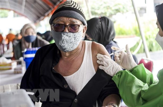Nhân viên y tế tiêm vaccine ngừa COVID-19 cho người dân ở Bandung, West Java, Indonesia, ngày 24/2/2022. (Ảnh: THX/TTXVN)