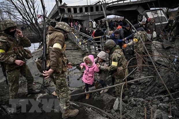 Người dân Ukraine sơ tán tránh chiến sự tại thành phố Irpin, phía Tây Bắc Kyiv, Ukraine. (Ảnh: AFP/TTXVN)