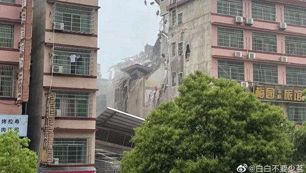Hiện trường vụ sập tòa nhà 6 tầng. (Nguồn: Weibo)