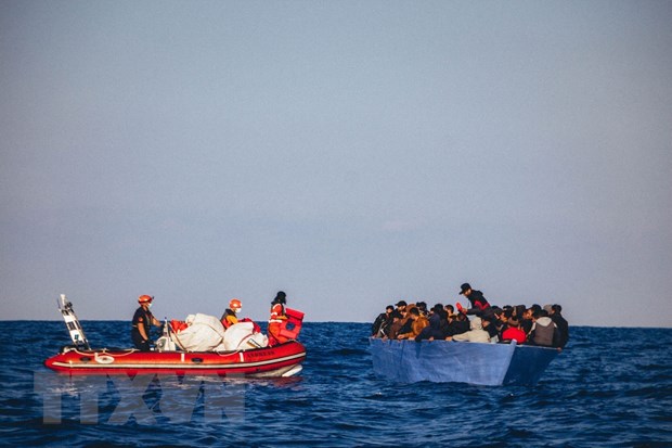 Lực lượng cứu hộ giải cứu người di cư ngoài khơi Địa Trung Hải. (Ảnh: AFP/TTXVN)