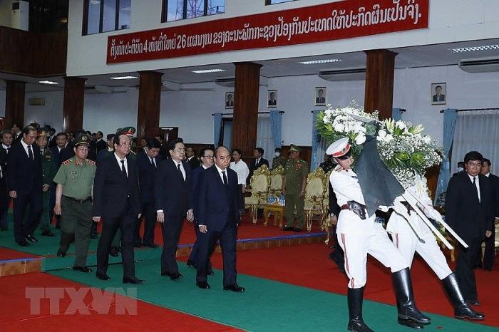 Thủ tướng Chính phủ Nguyễn Xuân Phúc dẫn đầu đoàn đại biểu cấp cao Đảng, Nhà nước Việt Nam viếng đồng chí Sisavath Keobounphanh. Ảnh: TTXVN