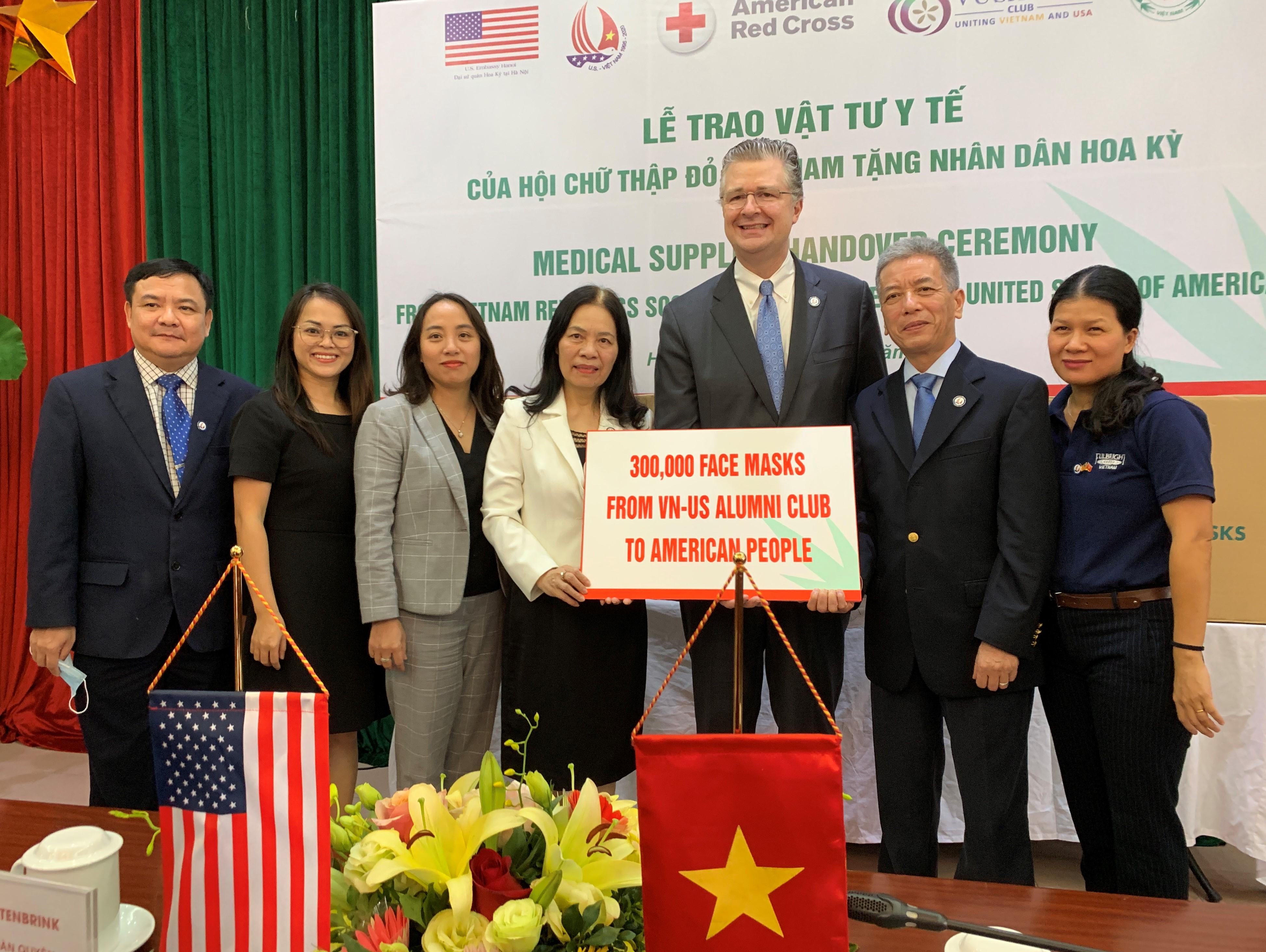 Đại sứ Hoa Kỳ Daniel Kritenbrink đã tiếp nhận 300.000 khẩu trang y tế của Hội Cựu du học sinh Việt-Mỹ tại Hà Nội
