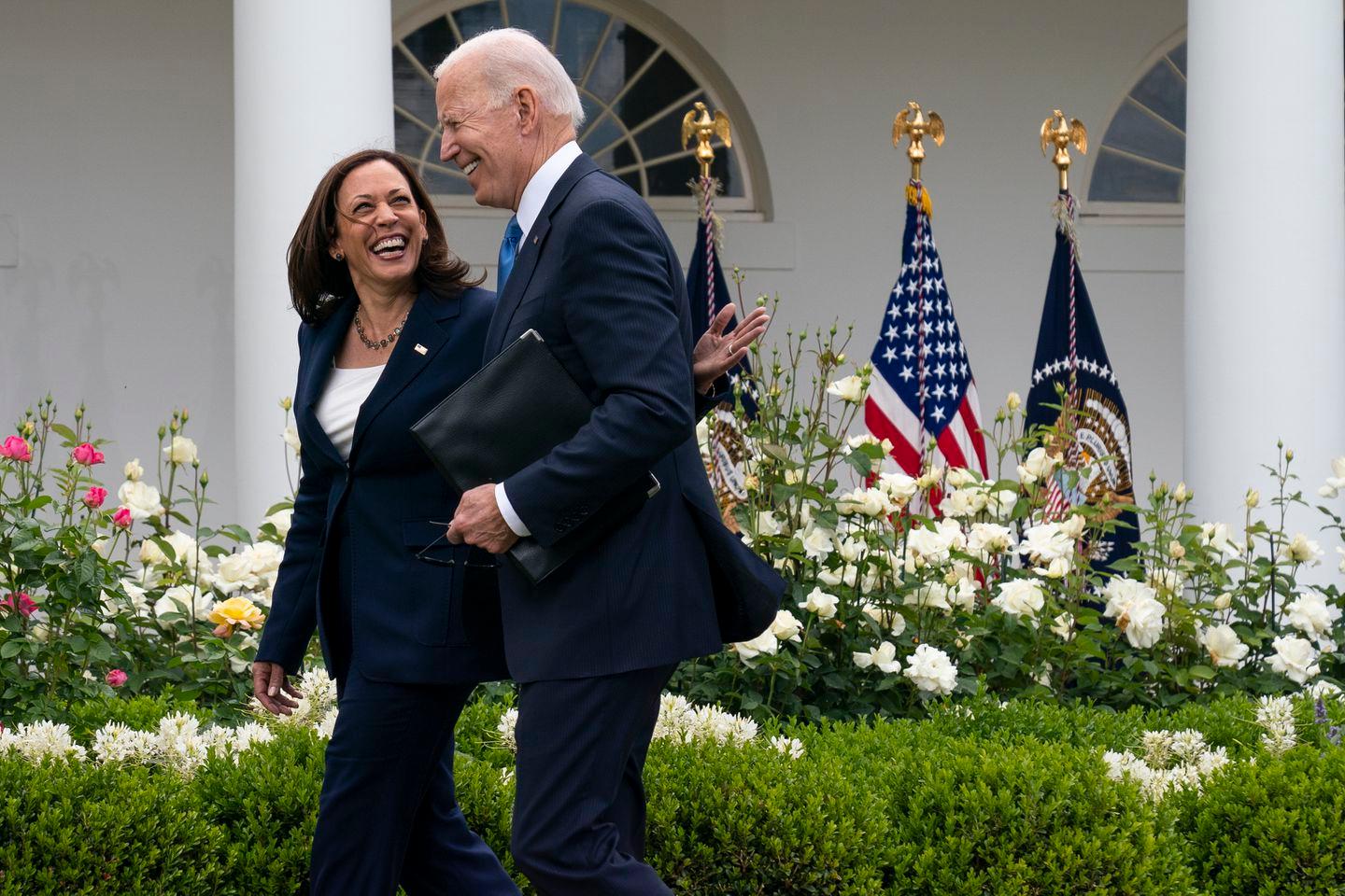 Tổng thống Mỹ Joe Biden và Phó Tổng thống Harris không đeo khẩu trang sau khi có hướng dẫn mới của CDC