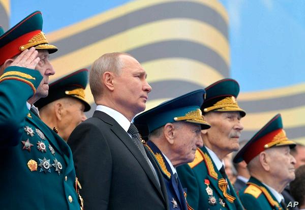 Tổng thống Vladimir Putin duyệt binh