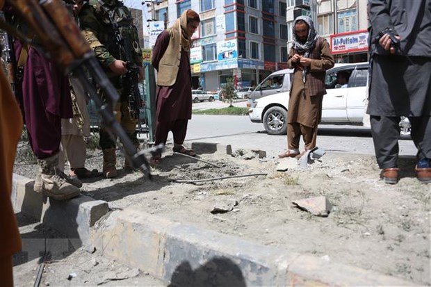 Nhân viên an ninh Afghanistan điều tra tại hiện trường vụ đánh bom ở Kabul, Afghanistan. (Ảnh: THX/TTXVN)