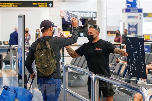 Hành khách tại sân bay quốc tế Auckland, New Zealand. (Ảnh: AFP/TTXVN)