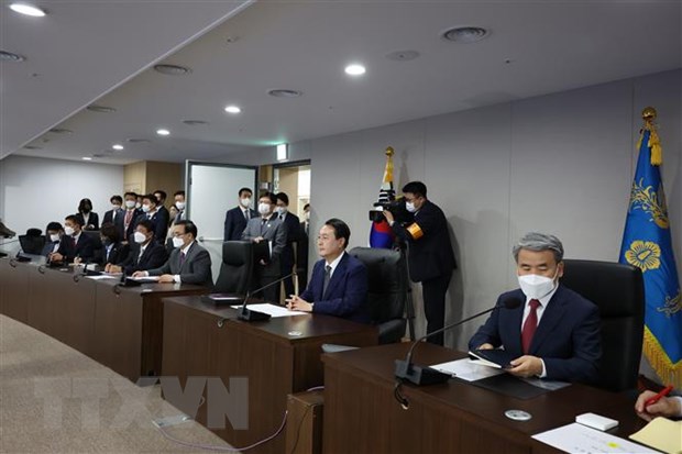 Tổng thống đắc cử Hàn Quốc Yoon Suk-yeol (thứ hai, phải) tại buổi giao ban với Hội đồng Tham mưu trưởng liên quân trong một boongke dưới mặt đất ở Yongsan, Seoul, khởi đầu nhiệm kỳ Tổng thống, ngày 10/5/2022. (Ảnh: YONHAP/TTXVN)