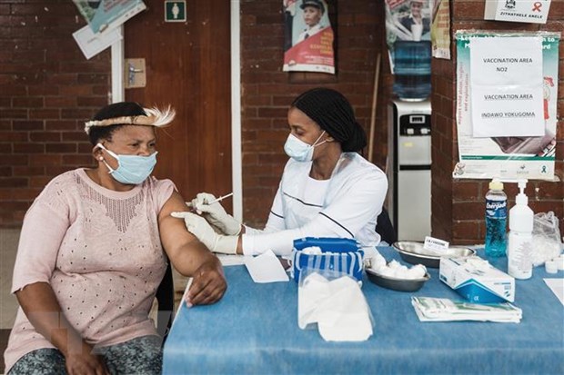 Nhân viên y tế tiêm vaccine phòng COVID-19 của hãng Johnson &Johnson cho người dân tại Durban, Nam Phi. (Ảnh: AFP/TTXVN)