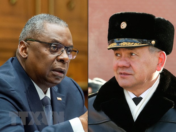 Bộ trưởng Quốc phòng Mỹ Lloyd Austin (trái) và người đồng cấp Nga Sergey Shoigu. (Ảnh: AFP/TTXVN)