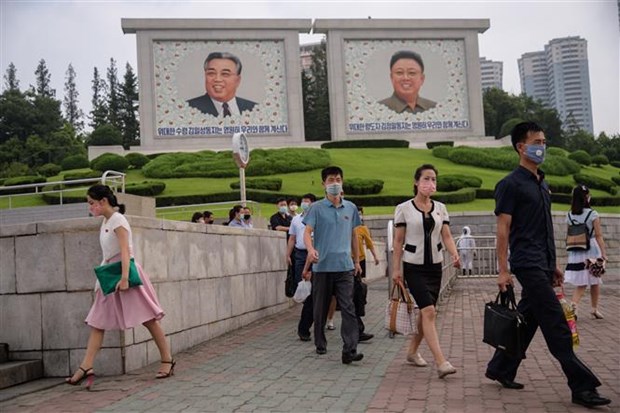 Người dân đeo khẩu trang phòng lây nhiễm COVID-19 tại Bình Nhưỡng (Triều Tiên). (Ảnh: TTXVN phát)