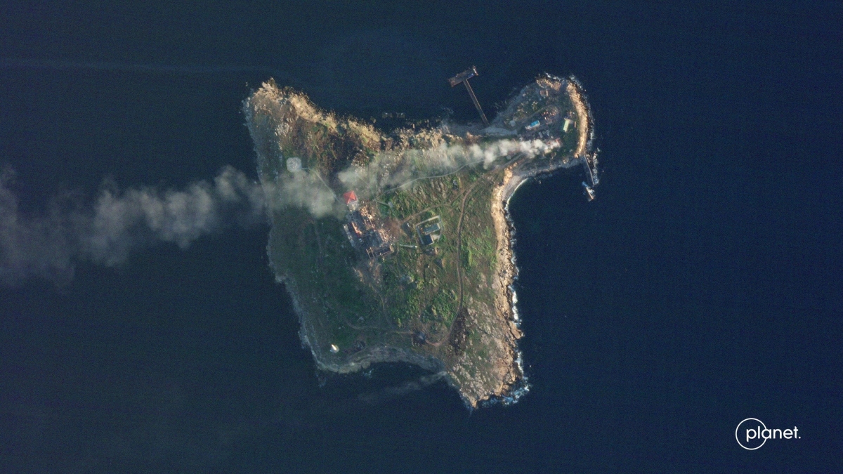 Ảnh vệ tinh cho thấy khói bốc lên ở Đảo Rắn hôm 8/5/2022. Ảnh: Planet Labs PBC/Reuters