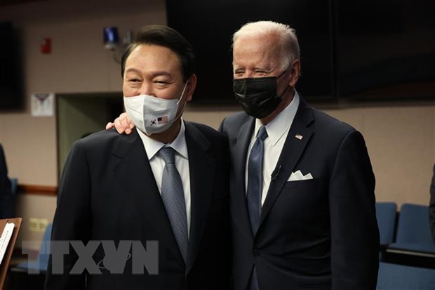 Tổng thống Hàn Quốc Yoon Suk-yeol (trái) và Tổng thống Mỹ Joe Biden thăm Trung tâm Chỉ huy Hàng không-Vũ trụ Hàn Quốc tại căn cứ không quân Osan, thành phố Pyeongtaek. (Ảnh: Yonhap/TTXVN)