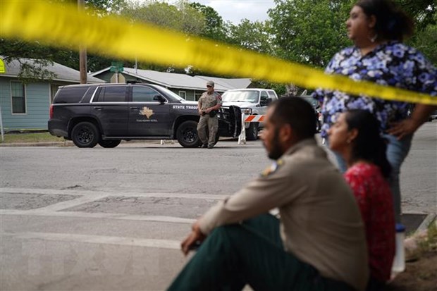 Cảnh sát phong tỏa để điều tra vụ xả súng đẫm máu tại trường tiểu học Robb ở thị trấn Uvalde, bang Texas (Mỹ), ngày 24/5. (Ảnh: AFP/TTXVN)