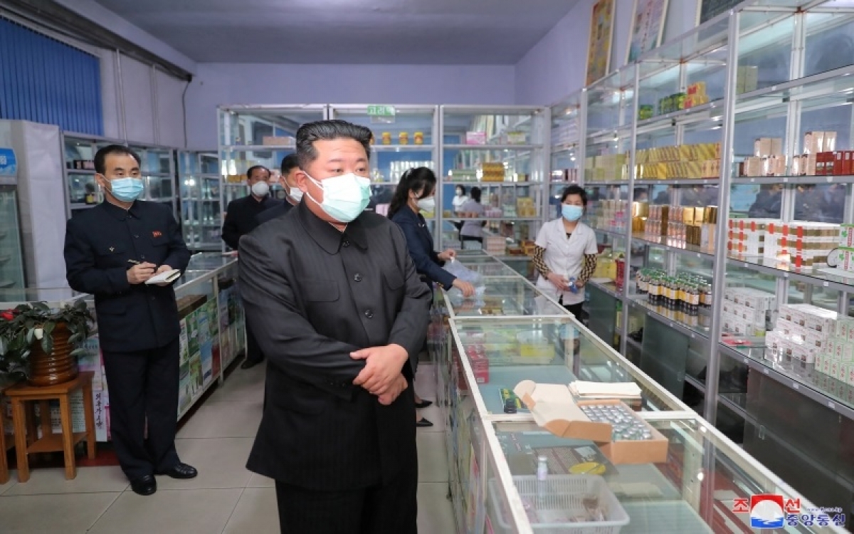 Nhà lãnh đạo Kim Jong Un đeo khẩu trang thăm một hiệu thuốc. Ảnh: KCNA.