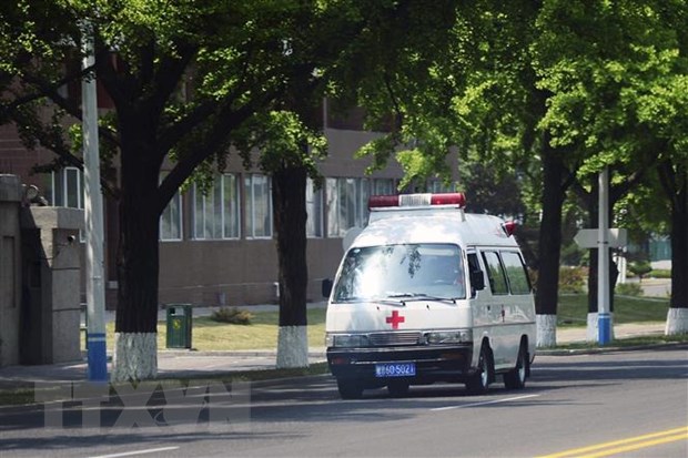 Xe cứu thương di chuyển trên đường phố tại Bình Nhưỡng, Triều Tiên, ngày 23/5/2022. (Ảnh: Kyodo/TTXVN)