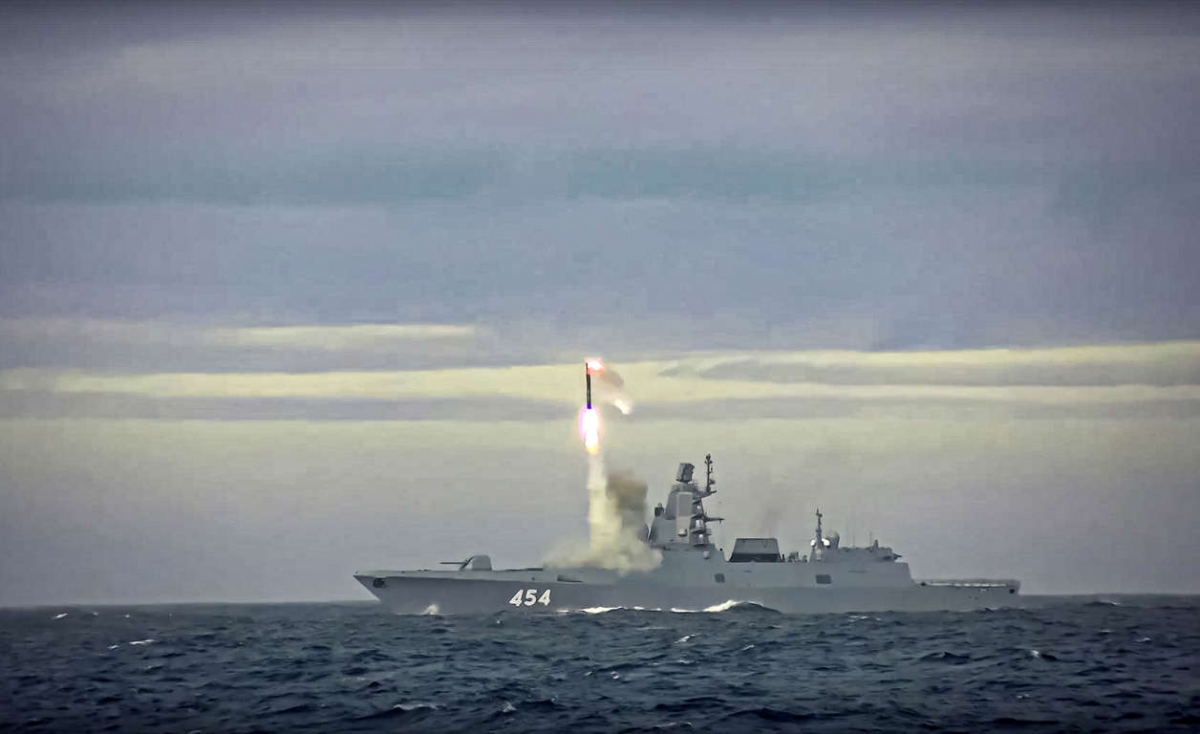 Hình ảnh do Văn phòng Báo chí Bộ Quốc phòng Nga công bố ngày 28/5/2022 cho thấy tên lửa hành trình siêu thanh Zircon được phóng từ tàu khu trục Đô đốc Gorshkov từ Biển Barents.