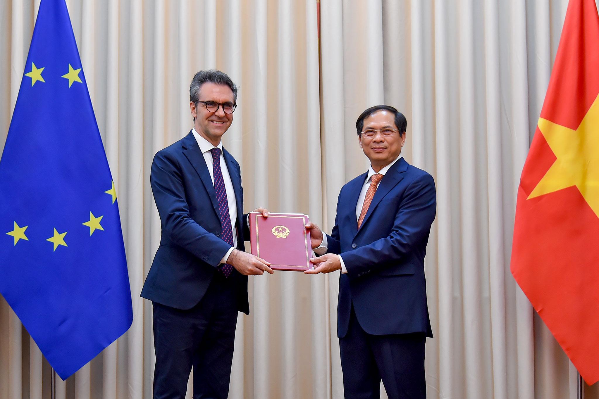Việt Nam trao công hàm thông báo quyết định phê chuẩn EVFTA và EVIPA cho EU