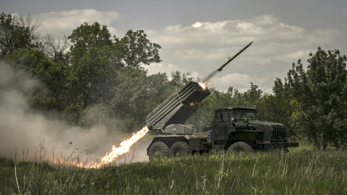 Quân đội Ukraine khai hỏa hệ thống tên lửa MLRS về phía các vị trí của Nga. Ảnh: AFP.