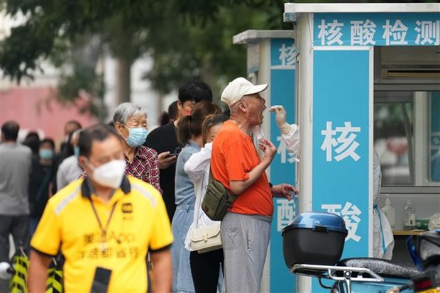 Nhân viên y tế lấy mẫu xét nghiệm COVID-19 cho người dân tại Bắc Kinh (Trung Quốc), ngày 11/6/2022. (Ảnh: THX/TTXVN)
