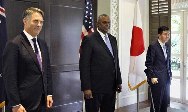 Phó Thủ tướng kiêm Bộ trưởng Quốc phòng Australia Richard Marles, Bộ trưởng Quốc phòng Mỹ Lloyd Austin và Bộ trưởng Quốc phòng Nhật Bản Nobuo Kishi gặp nhau tại Singapore. (Nguồn: AAP)