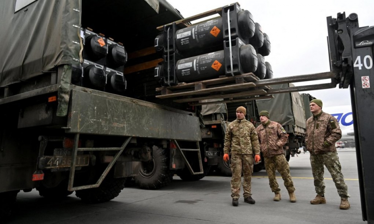 Binh sĩ Ukraine bên cạnh xe tải chở một lô tên lửa Javelin do Mỹ chuyển giao. Ảnh: AFP