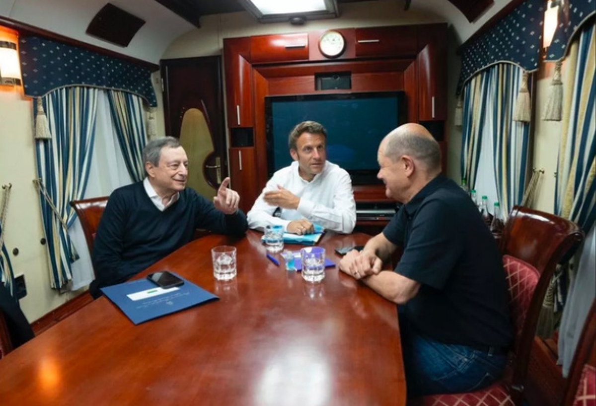 Các lãnh đạo (từ trái sang) gồm Thủ tướng Italy Mario Draghi, Tổng thống Pháp Emmanuel Marcron và Thủ tướng Đức Olaf Scholz trên tàu đến Kiev. Ảnh: La Repubblica