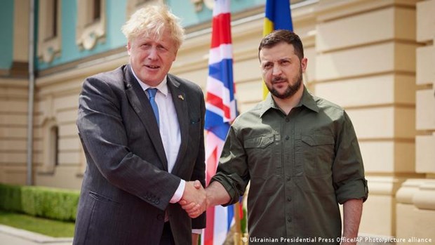 Thủ tướng Anh Boris Johnson và Tổng thống Ukraine Volodymyr Zelensky. (Nguồn: AP)