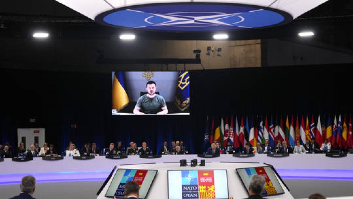 Tổng thống Zelensky phát biểu qua video tại Hội nghị Thượng đỉnh NATO ở Madrid ngày 29/6. Ảnh: AP