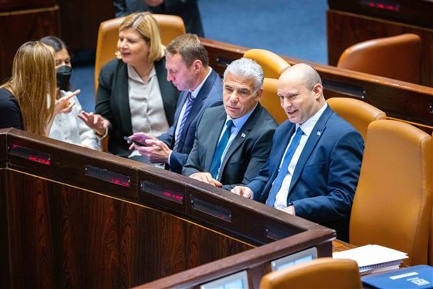Ngoại trưởng Yair Lapid (thứ hai, phải) chính thức trở thành Thủ tướng thứ 14 của Israel kể từ ngày 1/7, sau khi ông Naftali Bennett (phải) quyết định rời chính trường. (Ảnh: THX/TTXVN)