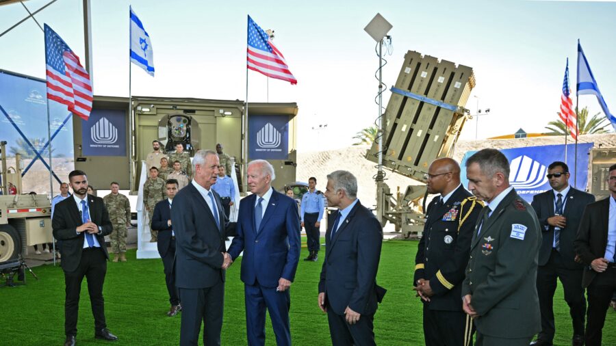 Tổng thống Biden bắt tay các quan chức Israel.