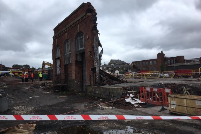 Hiện trường vụ cháy nhà máy trên phố Bower, thị trấn Oldham, Anh. Ảnh: Oldham Times.