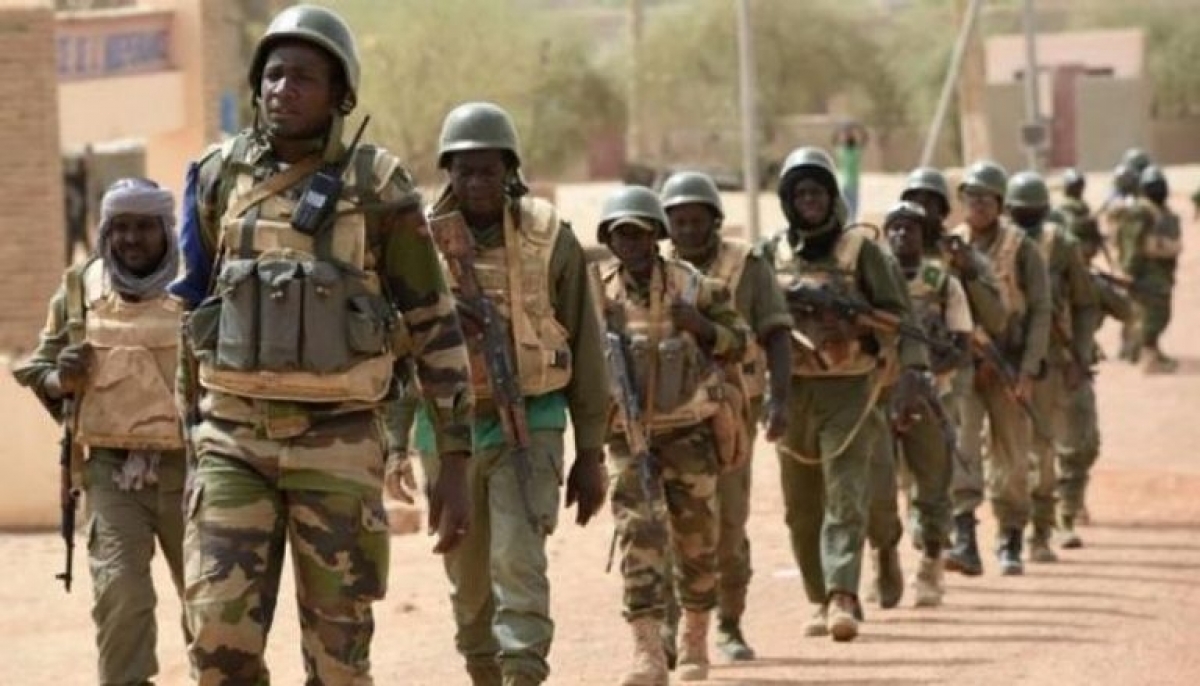 Binh sỹ Mali trong một cuộc tuần tra gần Timbuktu. (Ảnh: al-ain)