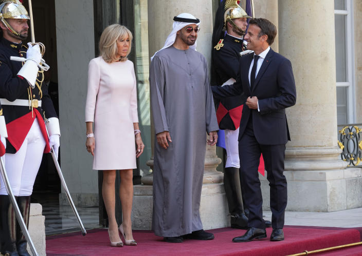  Tổng thổng Pháp Emmanuel Macron đón tiếp Tổng thống Các Tiểu vương quốc Ả-rập thống nhất Sheikh Mohammed bin Zayed Al Nahyan