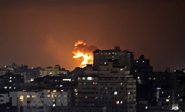 Khói lửa chói loà sau vụ không kích của Israel xuống Dải Gaza ngày 10/5/2021. (Ảnh: AFP/TTXVN)