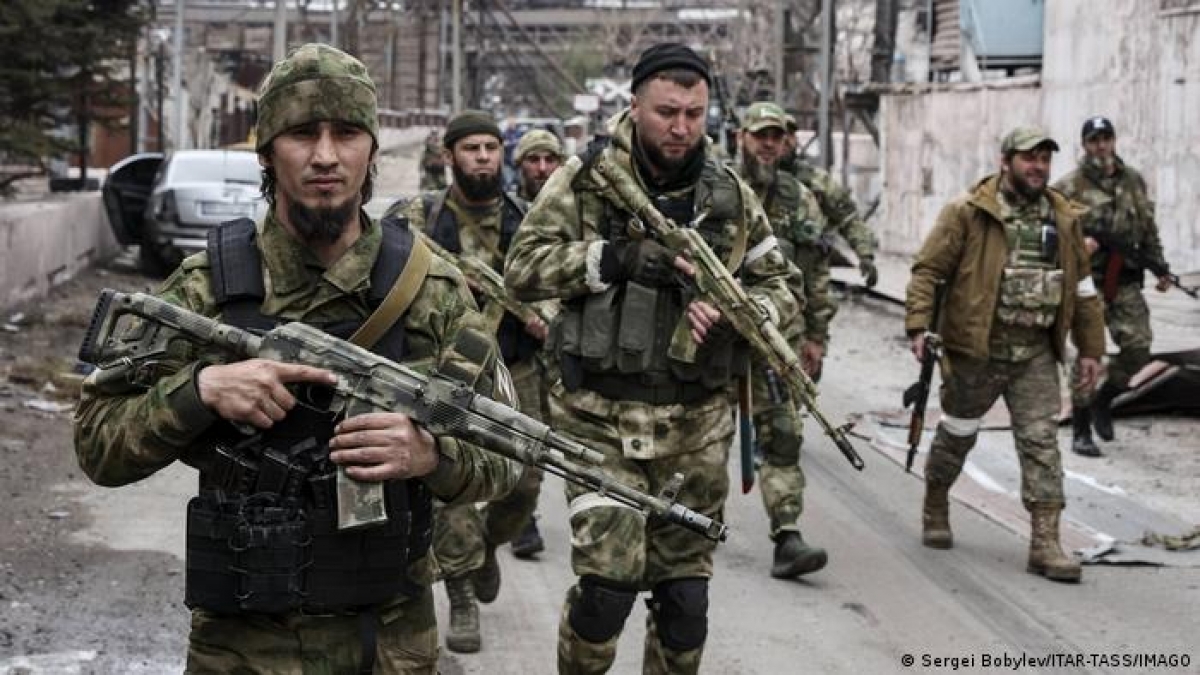 Lính tình nguyện chiến đấu tại Mariupol. Ảnh: Itar-Tass