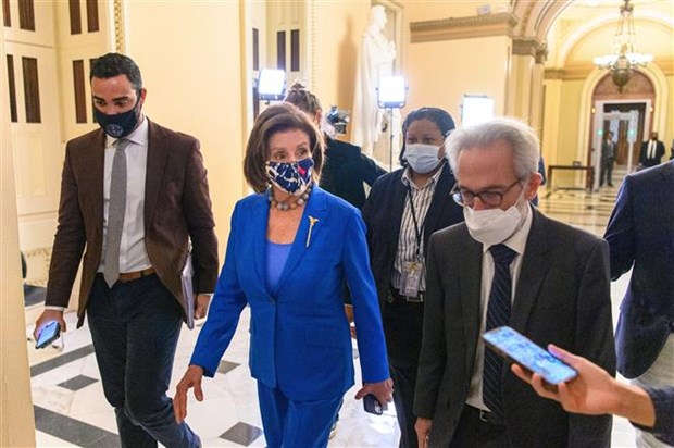 Chủ tịch Hạ viện Mỹ Nancy Pelosi (thứ hai, trái) ở Washington D.C., ngày 12/10/2021. (Ảnh: AFP/TTXVN)